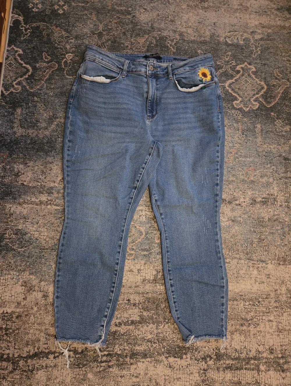 Judy Blue High Rise Sunflower Embroidered Relaxed Jeans Plus 18W Frayed Hem